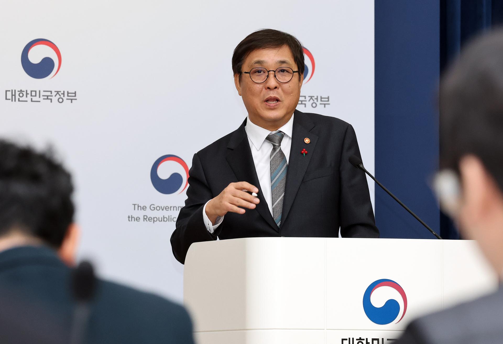 Culture minister unveils plan to improve concert venues for K-pop - The Korea Times