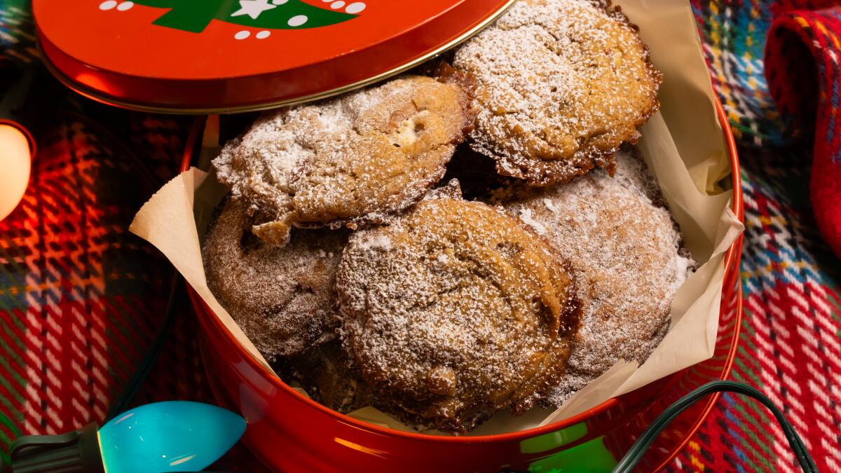 'Deck the Halls' Cinnamon Cookies With Caramel