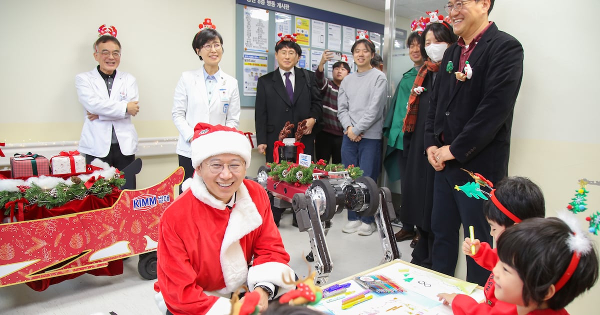 Deputy Prime Minister Bae Visits Patients as Santa With Robots