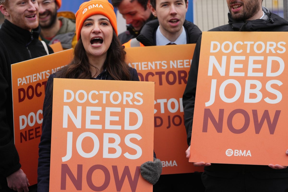 Doctors strike live: Streeting apologises to patients as NHS faces £250m bill