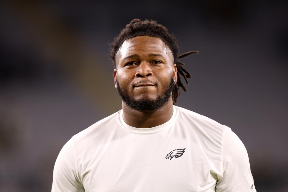 Eagles' Jalen Carter undergoes surgery on both shoulders with return...