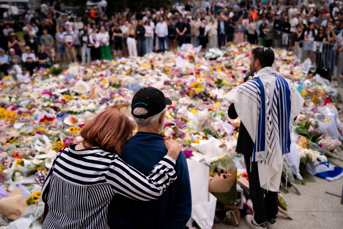 Elderly couple who tried to tackle Bondi Beach gunman but died hailed as heroes