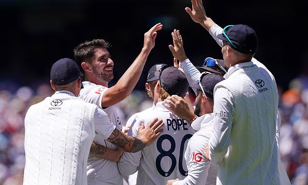 England´s bowlers strike as wickets continue to tumble at the MCG