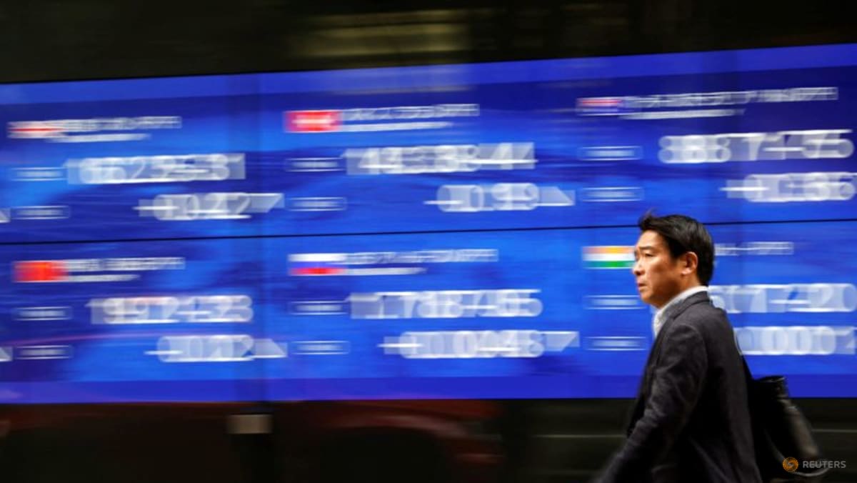 European stocks fall, yen boosted by Japan rate hike bets