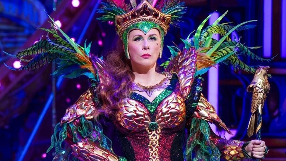 Fans WALK OUT of Catherine Tate's 'smutfest' panto costing £220