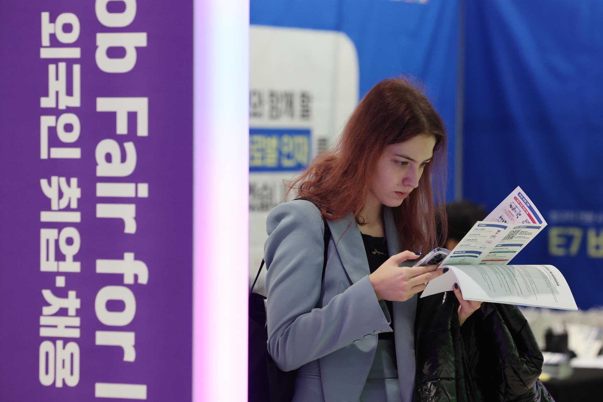 Foreign graduate employment tops 30% for first time - The Korea Times