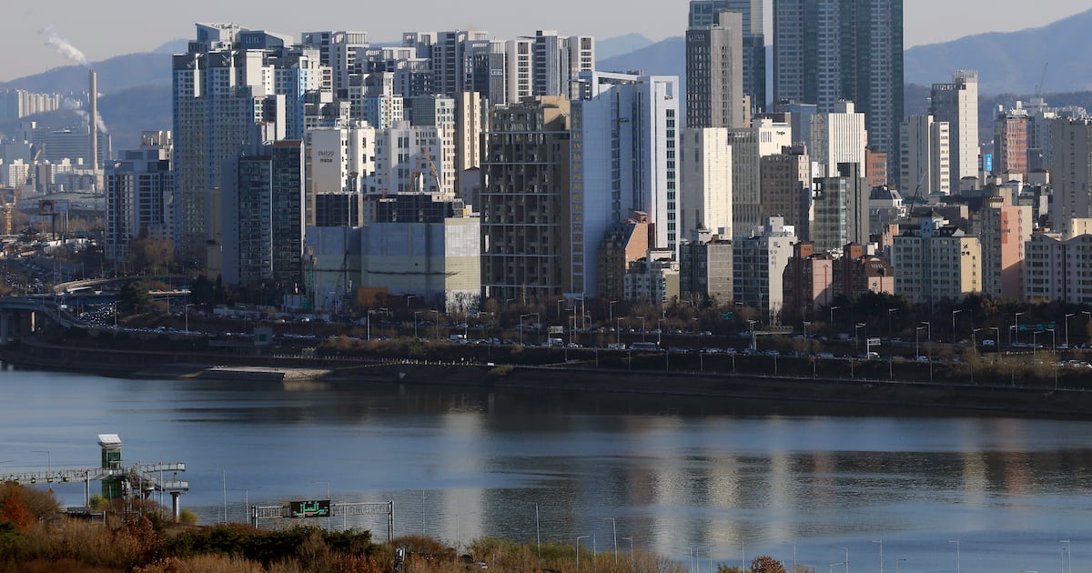 Gangnam, Yongsan See High-Price Transaction Surge Despite Permit Zones