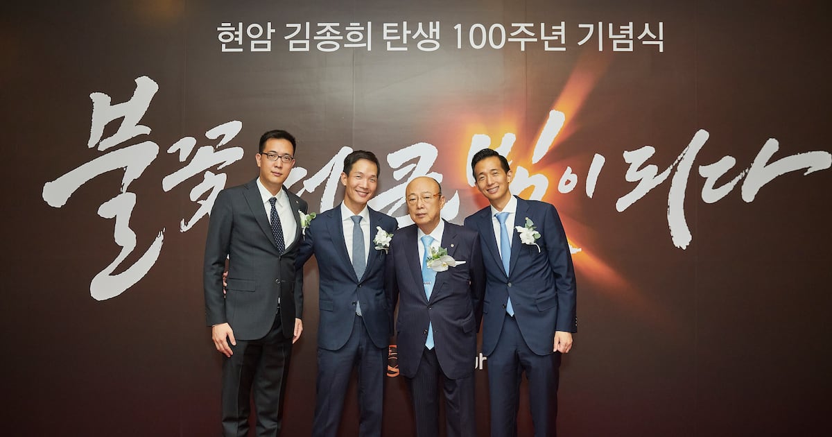 Hanwha Sons Sell Energy Shares, Solidifying Succession