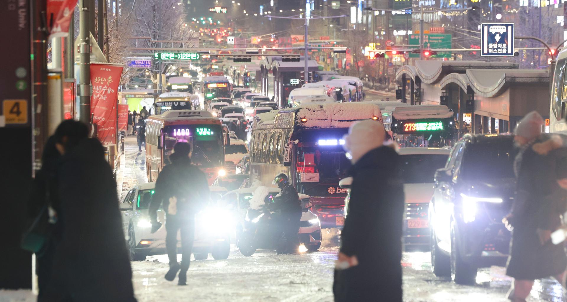 Heavy snowfall disrupts evening commute across Seoul, capital region - The Korea Times