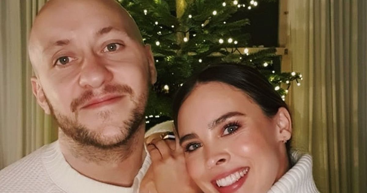 Soap actress pregnant and shares sweet bump snap before Christmas - The Mirror