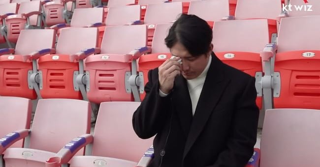 Hwang Jae-gyun Emotionally Retires After 20-Year Career