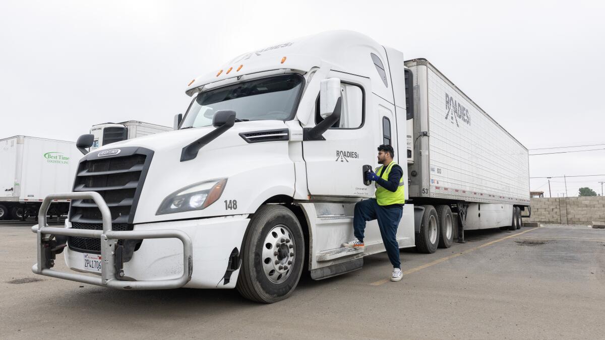 Immigrant truck drivers in limbo as feds deny California effort to reissue licenses