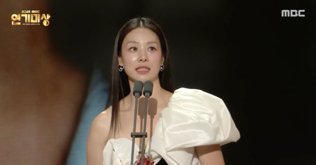 Jang Shin-young Wins Top Excellence Award Despite Husband's Infidelity