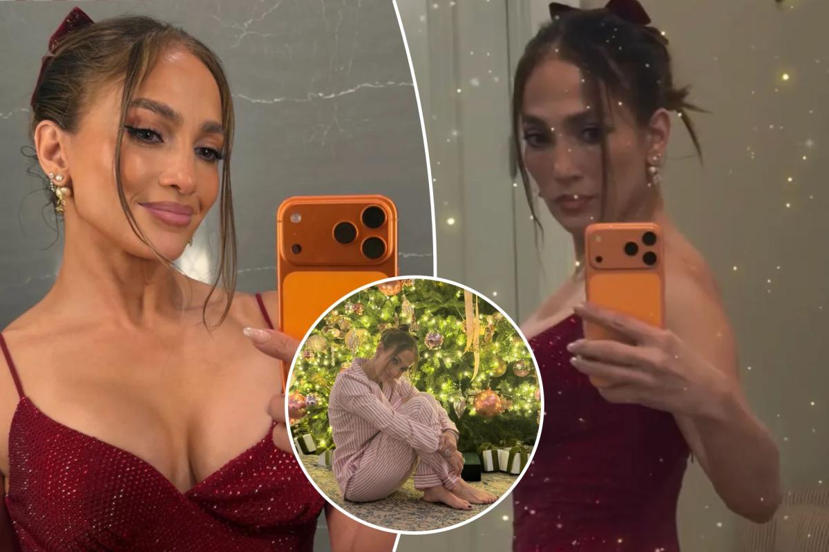 Jennifer Lopez's Christmas snap has fans scratching their heads