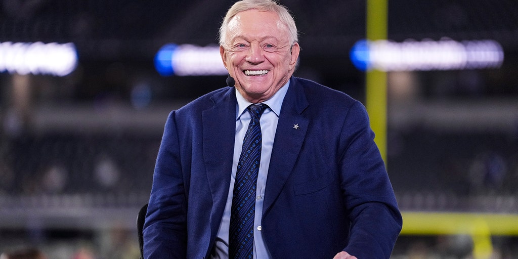 Jerry Jones reveals dressing like Santa Claus for Cowboys players before Christmas Day victory over Commanders