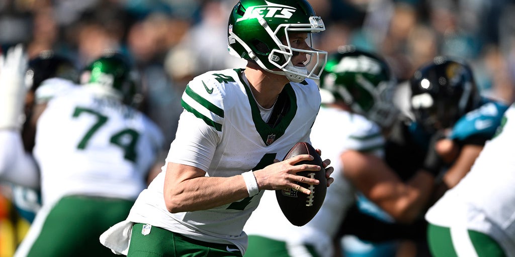 Jets quarterback's parents celebrate as rookie throws his first career TD pass