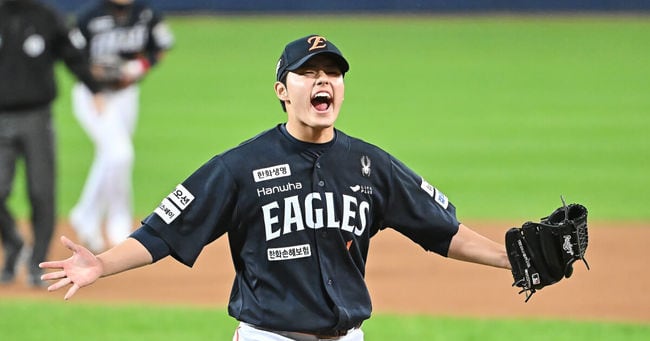 Hanwha Legend Koo Advises Moon on Pitch Movement