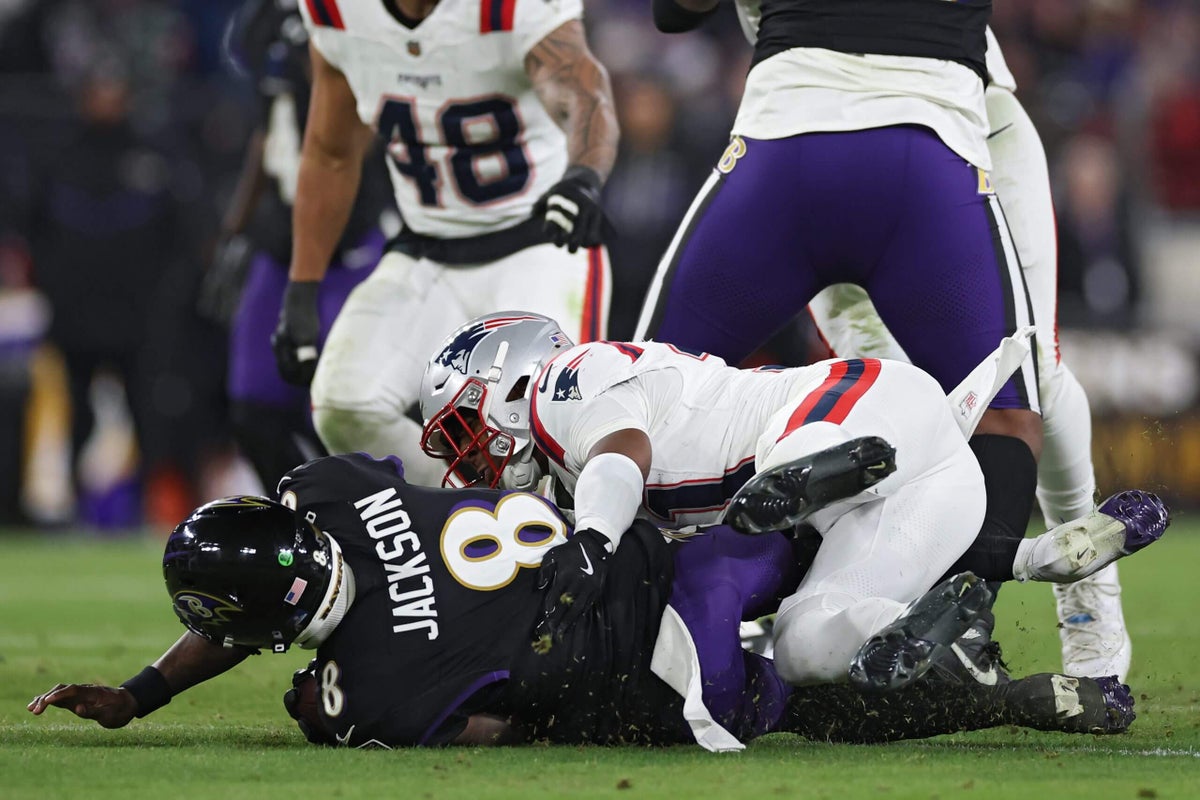 Ravens' Lamar Jackson questionable to return vs. Patriots with back injury