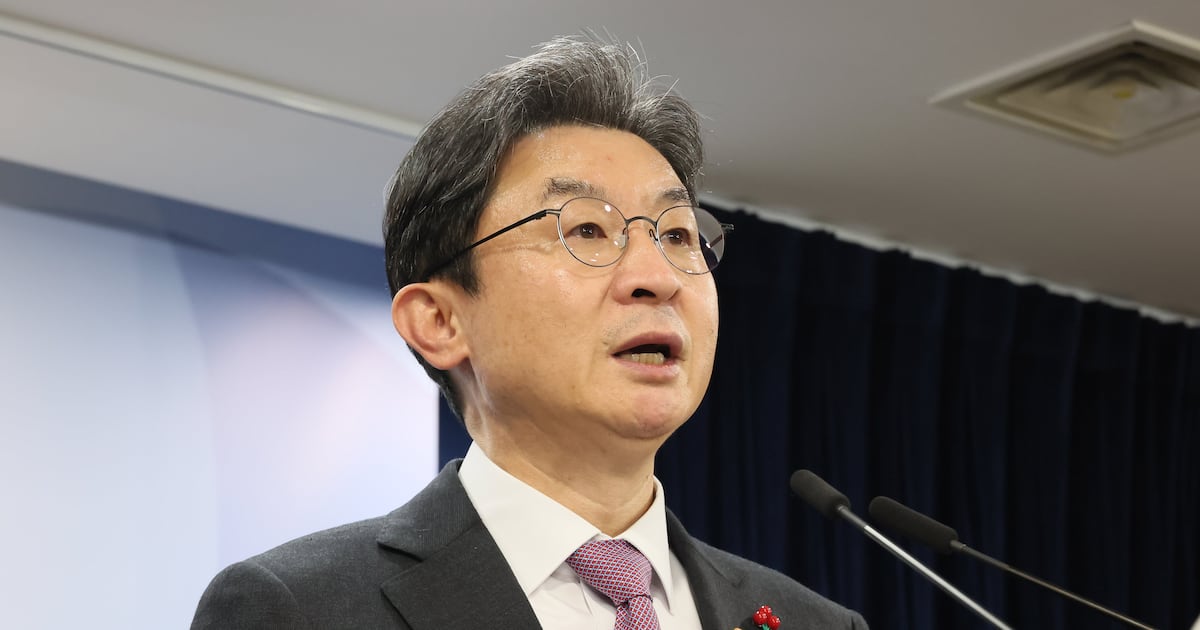 Lee Eog-weon: Household Debt Stance Unavoidable Next Year