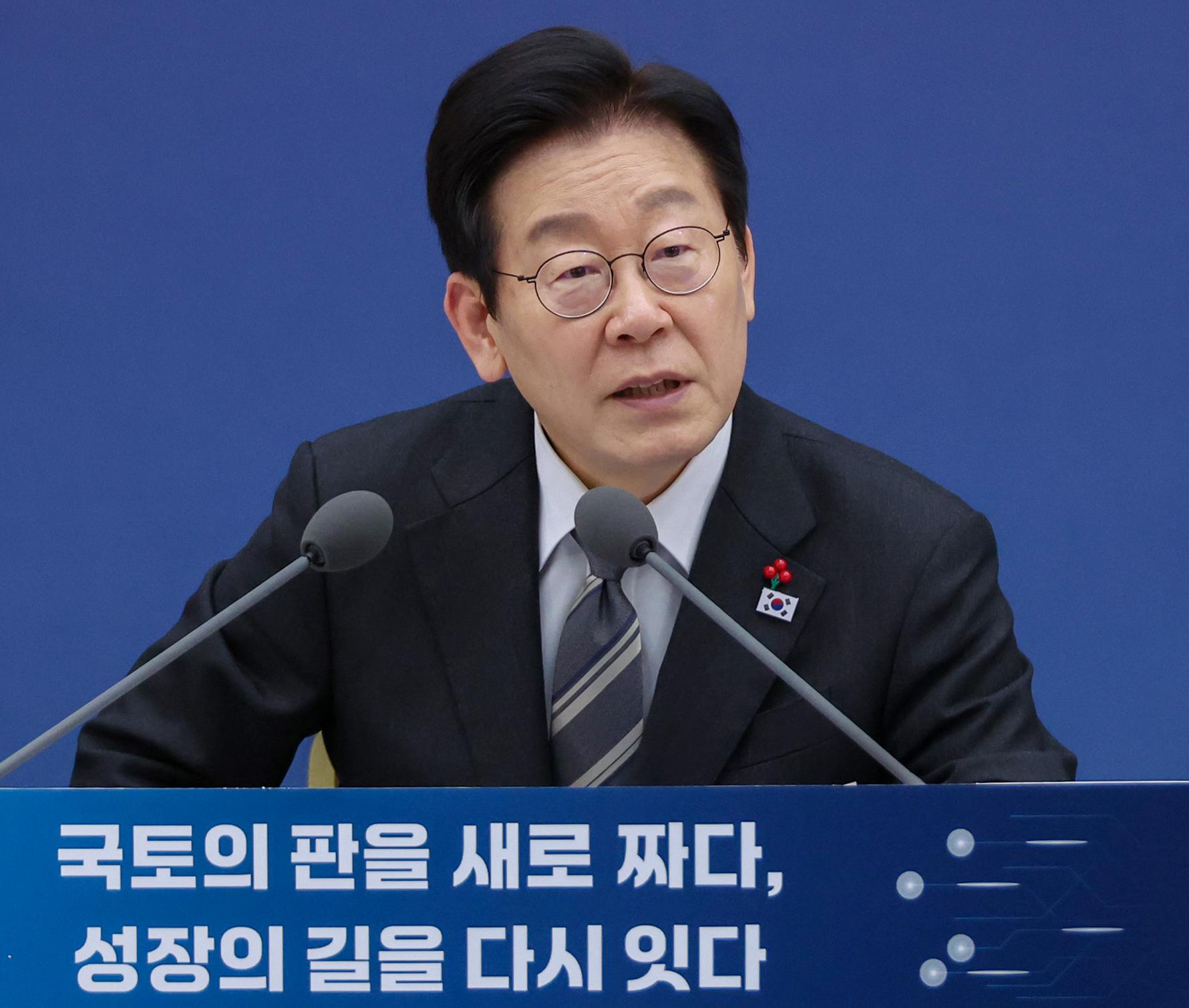 Lee calls for stricter penalties for corporate wrongdoings in personal data breach - The Korea Times
