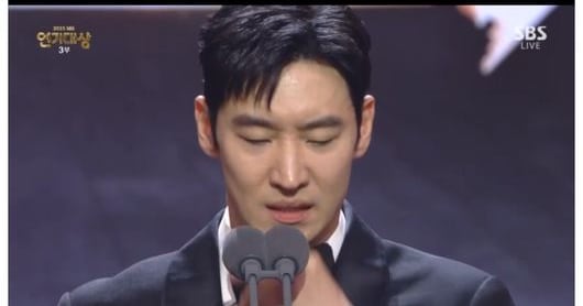 Lee Je-hoon Wins Grand Prize; Late Lee Soon-jae Honored