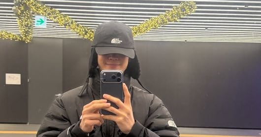 Lee Je-hoon's Unrealistically Small Face in Selfie