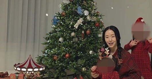 Lee Jung-hyun's Chaotic Christmas Photo with Daughters