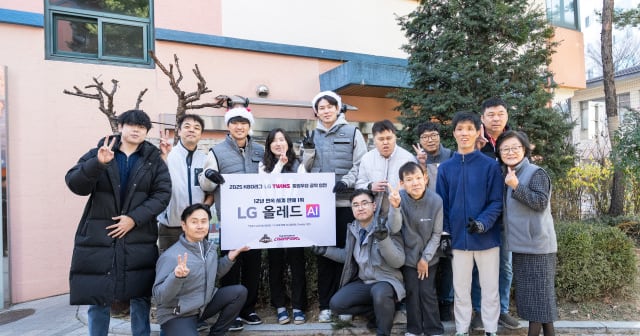 LG Twins Fulfill Pledge with OLED TV Installation