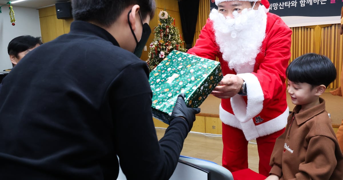 LG Uplus CEO Visits Child Welfare Facility as Santa