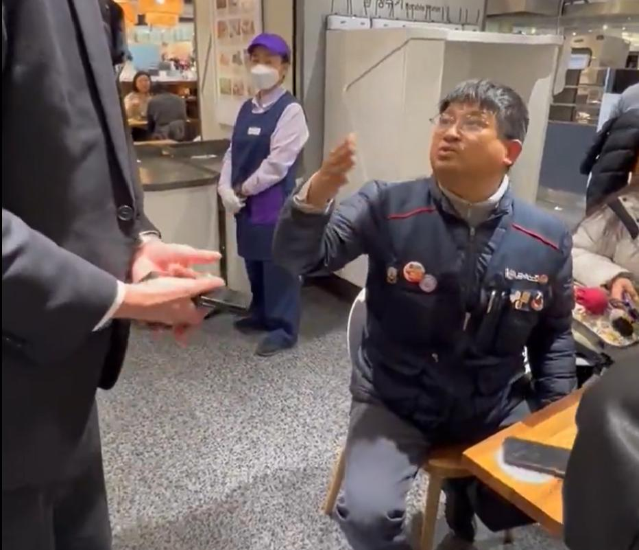 Lotte Department Store apologizes for asking customer to remove union vest - The Korea Times