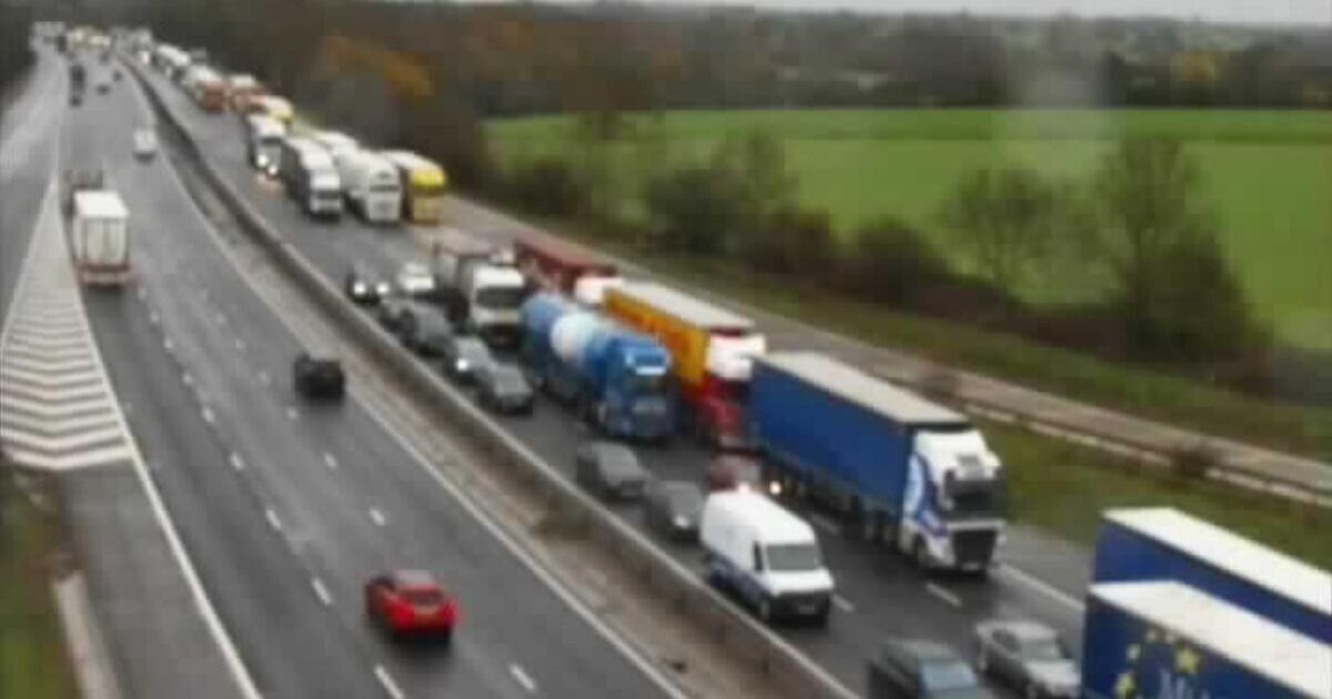Huge 3 vehicle crash halts traffic on major UK motorway and sparks severe delays