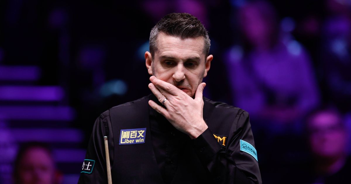 Mark Selby's class on full display with Judd Trump as referee says 'I stand corrected' - The Mirror