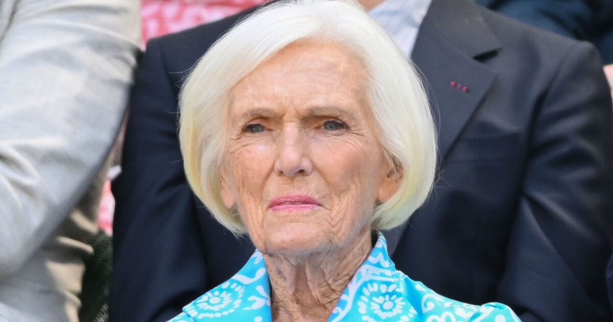 Mary Berry 'not being paid enough' as she calls in celebrity pal to get pay rise