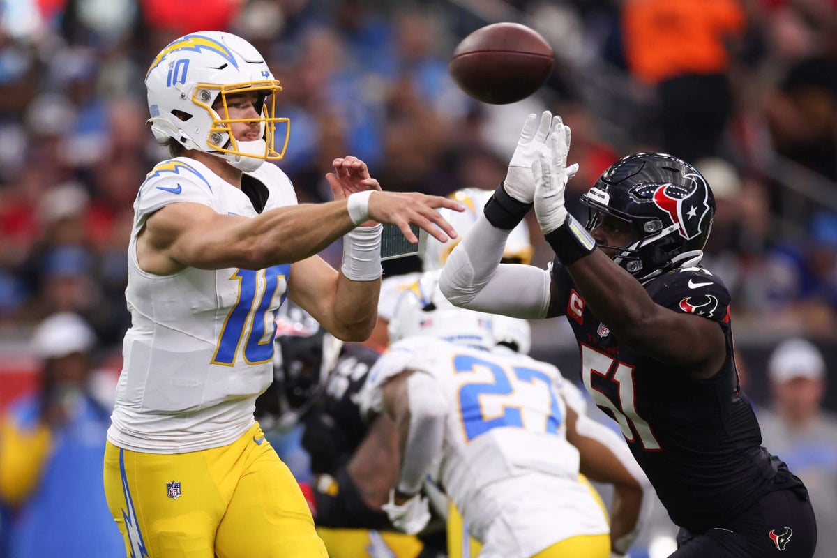 NFL Saturday watch guide: Texans at Chargers, Ravens at Packers, playoff stakes