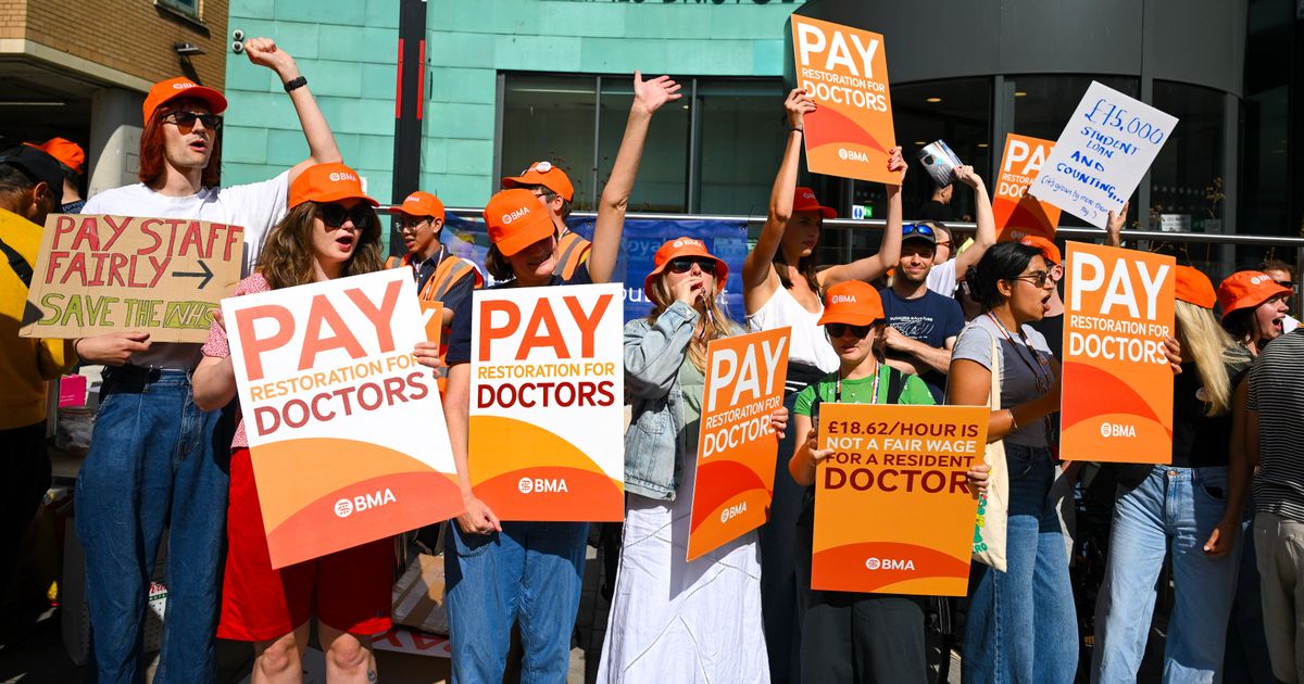 Doctors out in force on picket lines outside NHS hospitals at start of 5-day strike - The Mirror