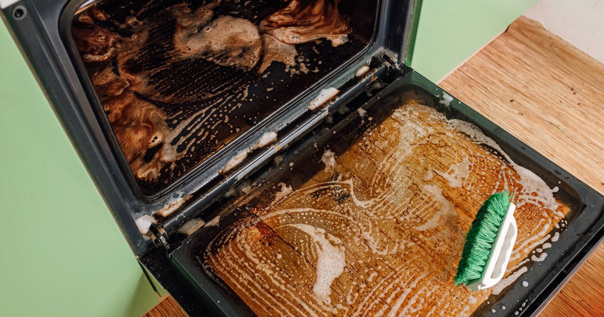 Ovens will be sparkling clean 'overnight' after Christmas with 3 items and no scrubbing - The Mirror