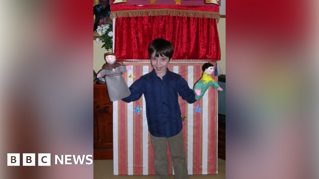 Panto star shares childhood home videos to thank family for support