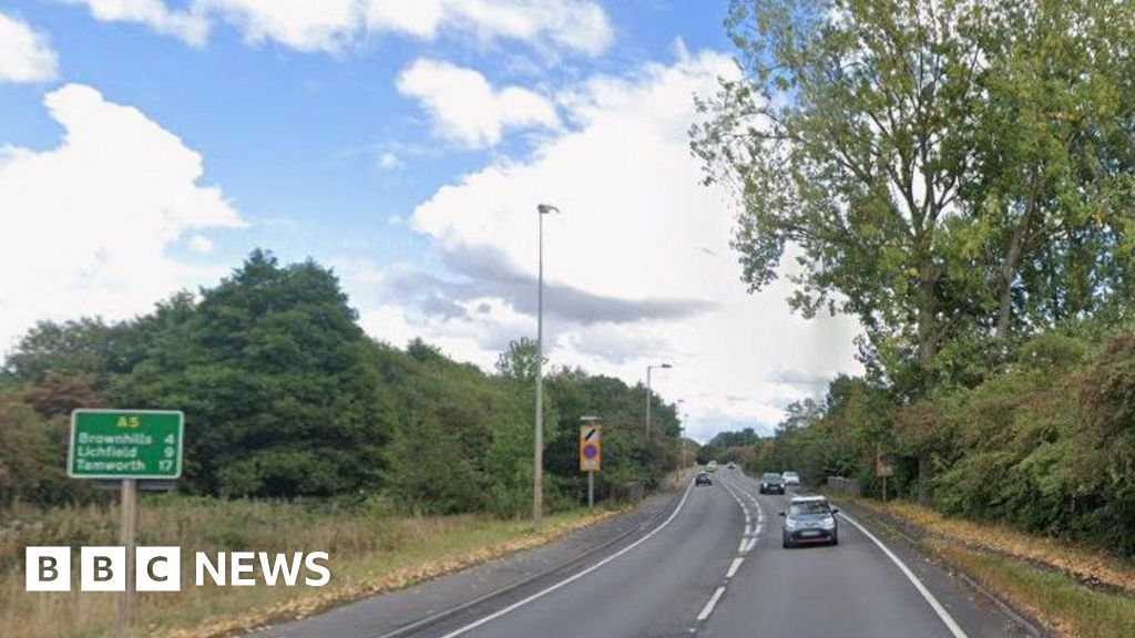 Pedestrian dies after being hit by lorry on A5