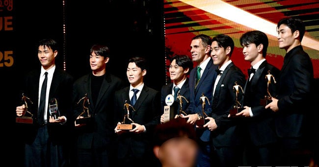 Jeonbuk Manager Poyet Wins K League 1 Coach of the Year