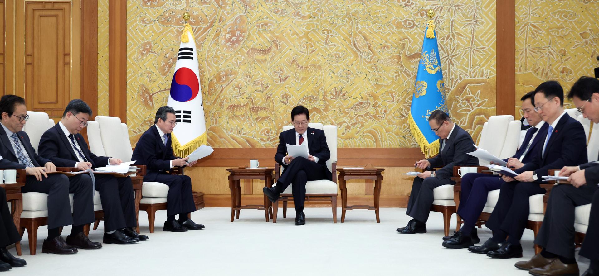 President starts official work at Cheong Wa Dae - The Korea Times