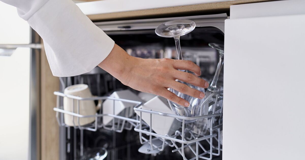 Remove limescale stains from glasses in minutes