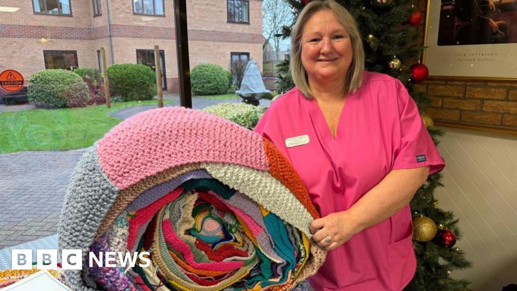 Residents knit 200m scarf to wrap around Horncastle care home