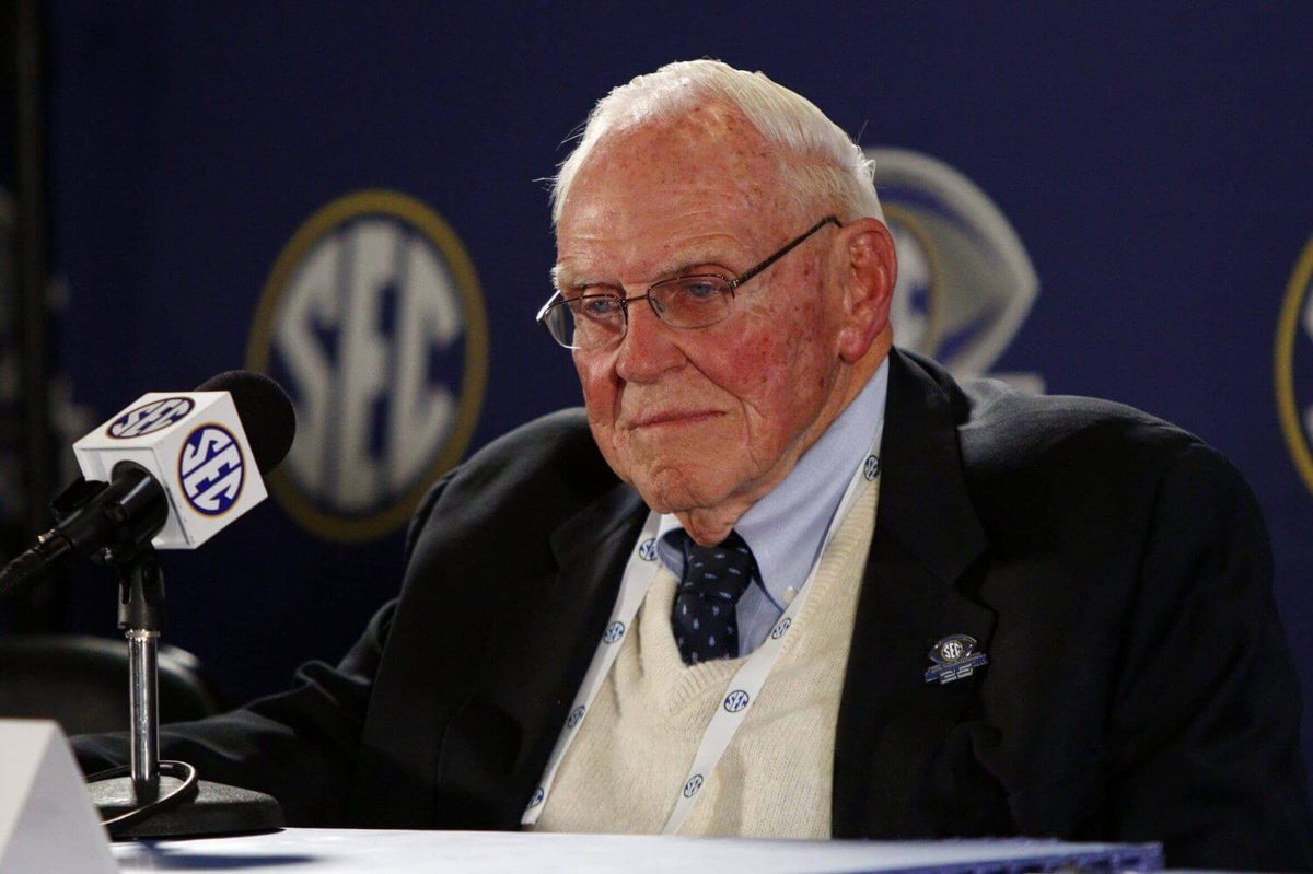 Roy Kramer, former commissioner who led SEC's rise to top of college sports, dies at 96