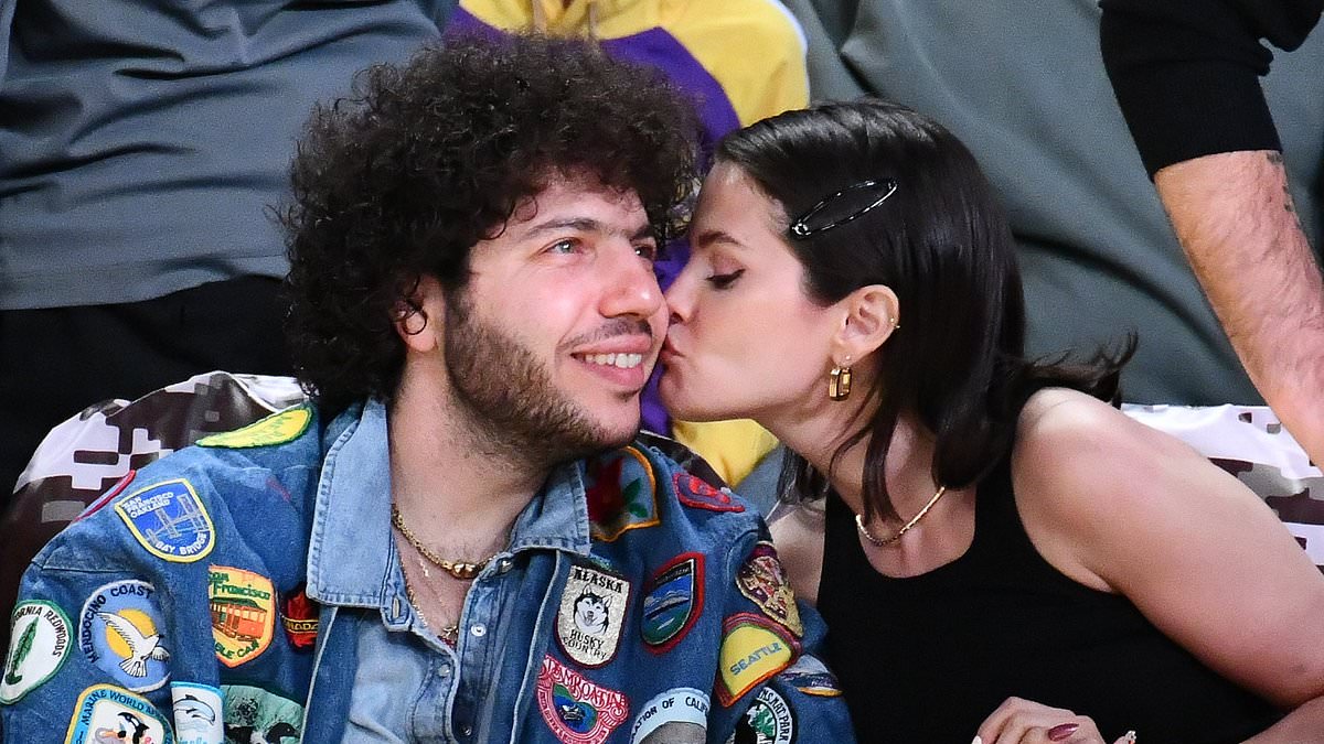 Selena Gomez and Benny Blanco share sweet kiss Lakers-Pelicans game