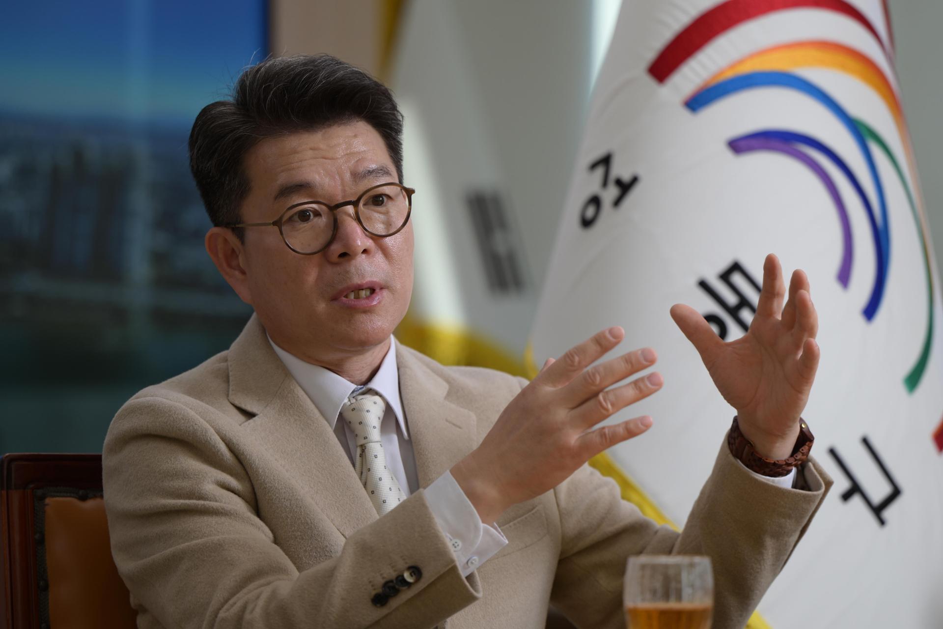 Seongdong District chief ascends in Seoul mayoral race as Oh Se-hoon faces legal hurdles - The Korea Times