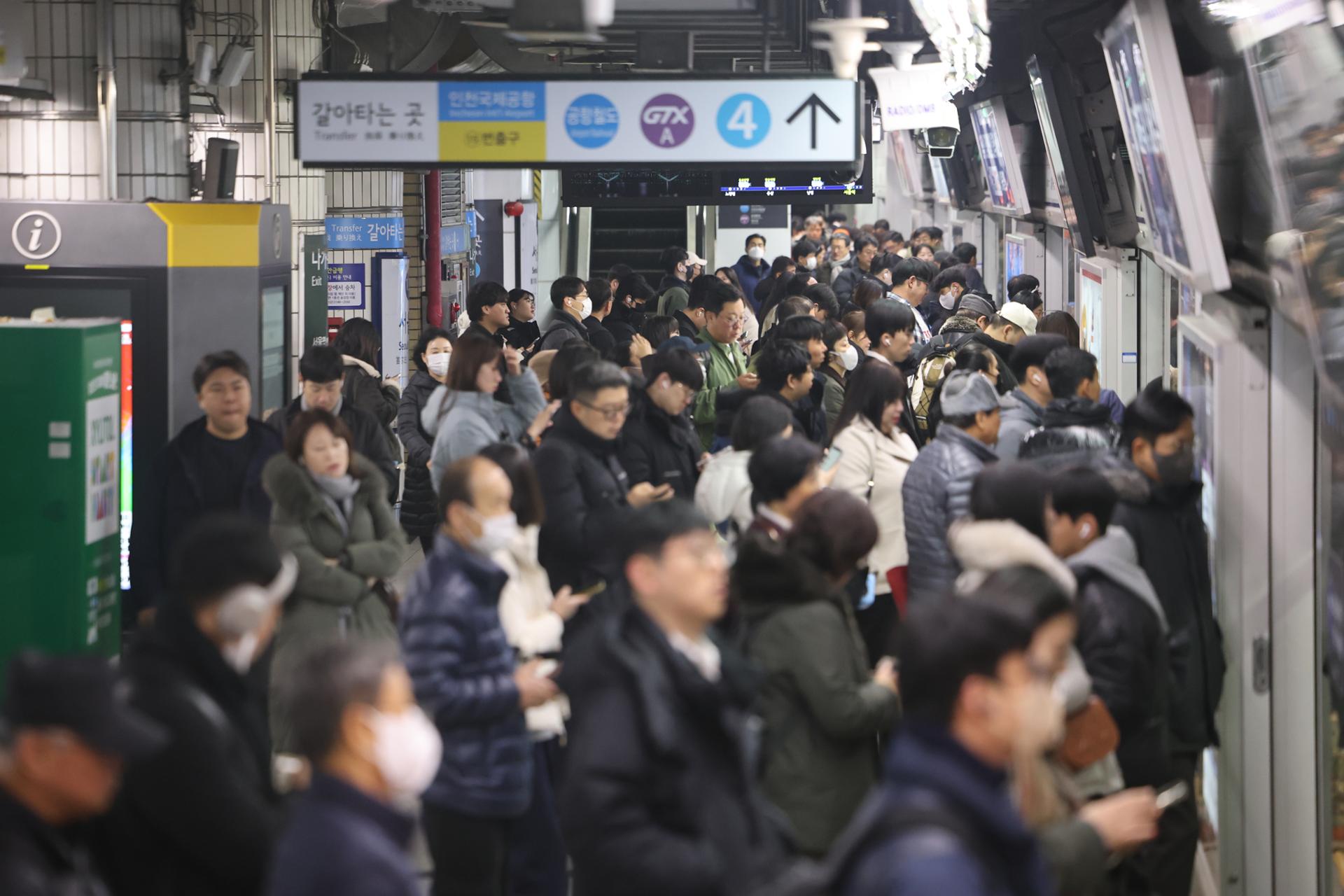 Seoul Metro unions strike wage deal with management, withdraw strike plan - The Korea Times