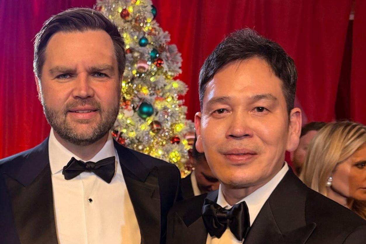 Shinsegae chair meets with Vance, US officials at Christmas dinner - The Korea Times