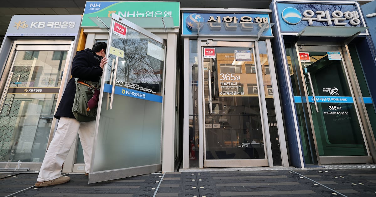 Short-Term Deposits Outpace Long-Term as Rates Invert