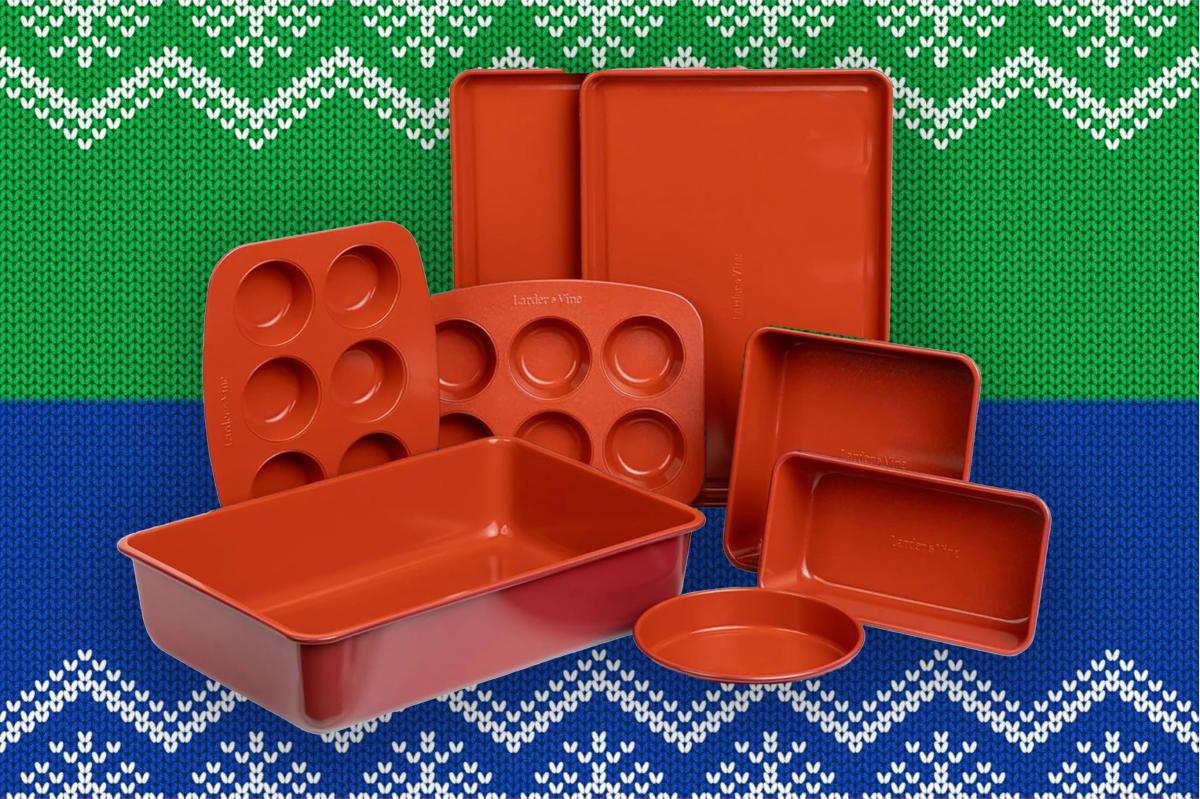 This stackable bakeware set is basically gifting itself to us at 34%...