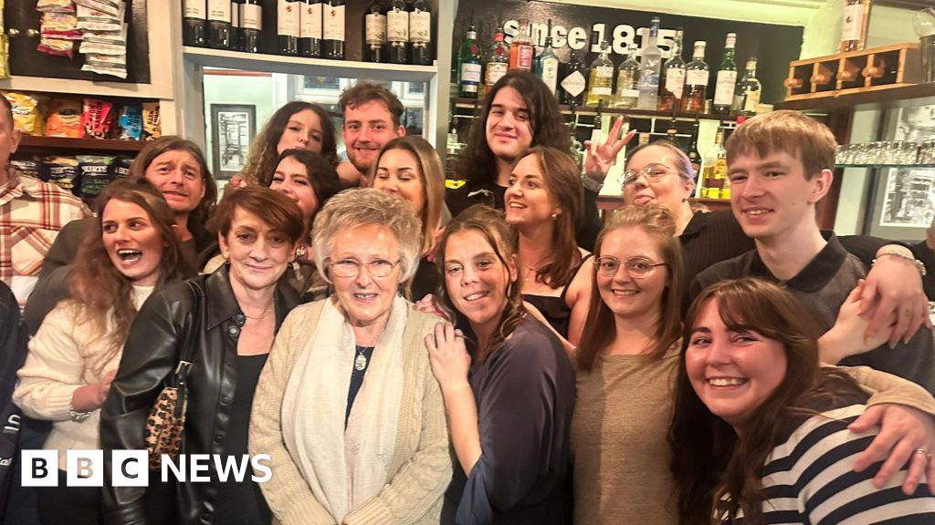 Stockport bar worker pulling pints at 80 and 'loves pub life'